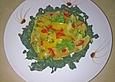 Gelber Birnentomatensalat auf Spinat