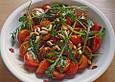 Rucolasalat mit Tomaten und Pinienkernen