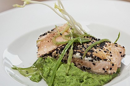 Lachs im Sesammantel auf Erbsenp&uuml;ree und Zuckerschotenstroh