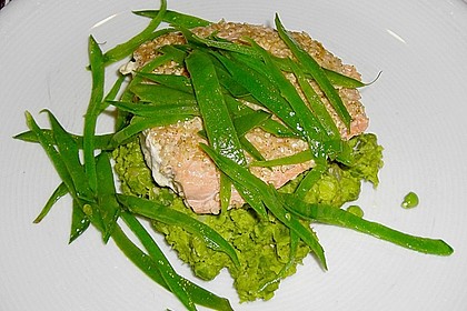 Lachs im Sesammantel auf Erbsenp&uuml;ree und Zuckerschotenstroh 1