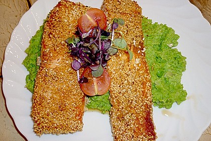 Lachs im Sesammantel auf Erbsenp&uuml;ree und Zuckerschotenstroh 2