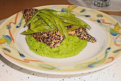 Lachs im Sesammantel auf Erbsenp&uuml;ree und Zuckerschotenstroh 3