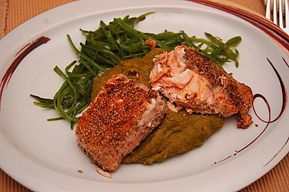 Lachs im Sesammantel auf Erbsenp&uuml;ree und Zuckerschotenstroh 4