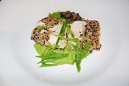 Lachs im Sesammantel auf Erbsenp&uuml;ree und Zuckerschotenstroh 8