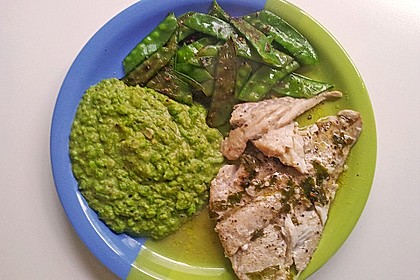 Lachs im Sesammantel auf Erbsenp&uuml;ree und Zuckerschotenstroh 9