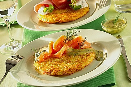 Kartoffelr&ouml;sti mit ger&auml;uchertem Lachs an Dill - Senfsauce