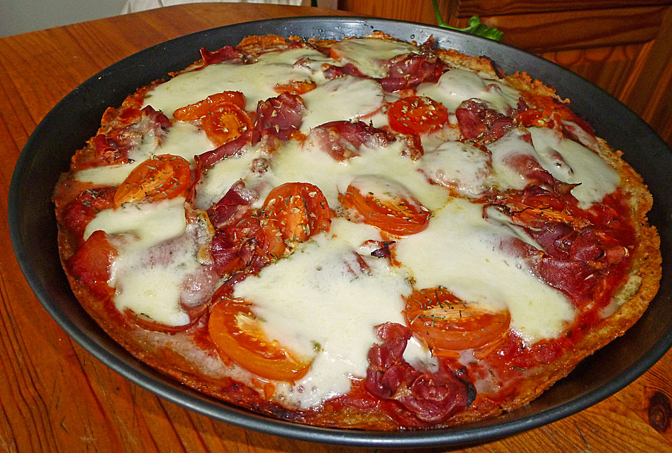 Knusprige Kartoffelpizza mit Speck und Mozzarella (Rezept mit Bild ...