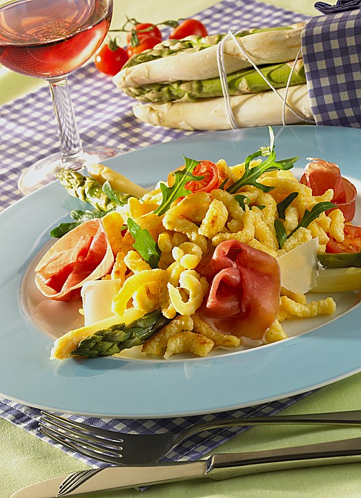 Rucola-Spätzle-Salat mit grünem und weißen Spargel, Parmaschinken und ...