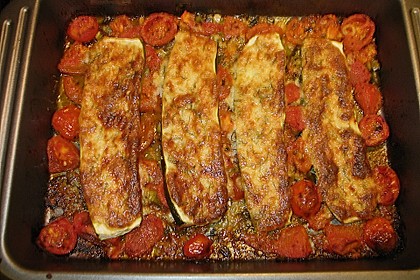 &Uuml;berbackene Zucchini im Tomatenbett