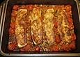 &Uuml;berbackene Zucchini im Tomatenbett