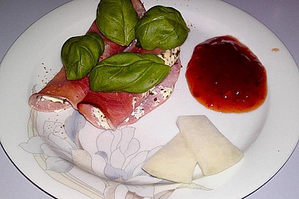 Schinkenr&ouml;llchen mit Kr&auml;uterfrischk&auml;se und frischen Tomaten
