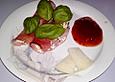 Schinkenr&ouml;llchen mit Kr&auml;uterfrischk&auml;se und frischen Tomaten