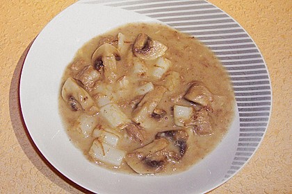 Feines Rindsfrikassee mit Spargel und Champignons