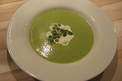 Erbsencremesuppe mit Minzjoghurt