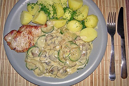 Schweiner&uuml;ckensteak mit Zucchini - Pilz - Gem&uuml;se
