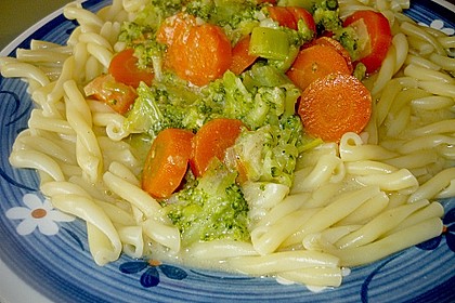 Nudeln mit Gefl&uuml;gel in heller Gem&uuml;seso&szlig;e
