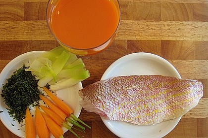 Red Snapper yellow line auf M&ouml;hren - Dill - Sauce mit Erbsen, M&ouml;hren und Lauchzwiebeln
