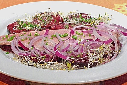 Rote Bete-Salat mit ger&auml;ucherten Forellenfilets und Meerrettichdressing