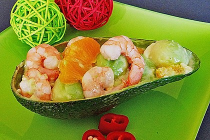 Avocado mit Garnelen und Orangenfilets