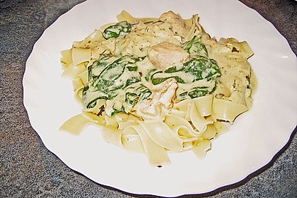 Lachs in Kr&auml;utersenfso&szlig;e mit Bandnudeln