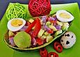 Avocado mit blauen Kartoffeln, Tomaten und Wachteleiern