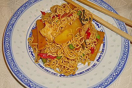 Gebratene Nudeln mit Huhn und Gem&uuml;se