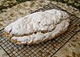 Mandelstollen mit getrockneten Aprikosen und Pflaumen