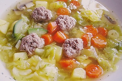 Kohlsuppe mit Kartoffeln und Fleischb&auml;llchen