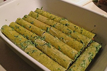 Cannelloni gef&uuml;llt mit Chilispinat,  Ziegenfrischk&auml;se und Pinienkernen