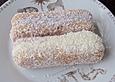 Biskuitsandwich im Kokosmantel
