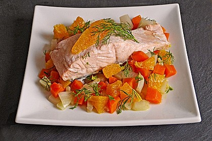 Sanft gegarter Lachs auf Möhren - Orangen - Fenchel - Gemüse