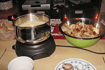 Schweizer K&auml;sefondue mit Paprikaschnecken