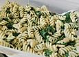 Nudelsalat mit Blattspinat und Pinienkernen
