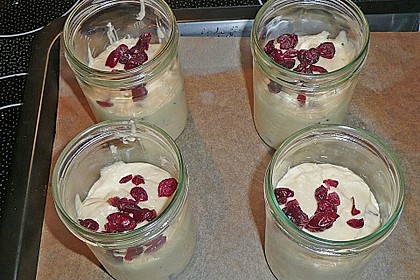 Violetter Glaskuchen mit Hibiskus und Cranberry