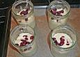 Violetter Glaskuchen mit Hibiskus und Cranberry