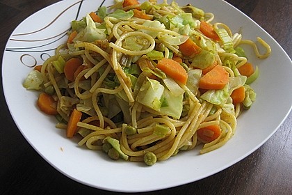 Gebratene Nudeln mit Gemüse, asiatisch 3