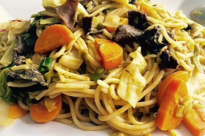 Gebratene Nudeln mit Gemüse, asiatisch 2
