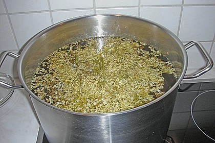 Holunderblütensirup 8