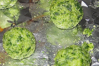 Klare Tomatensuppe mit Petersilienklößchen 18