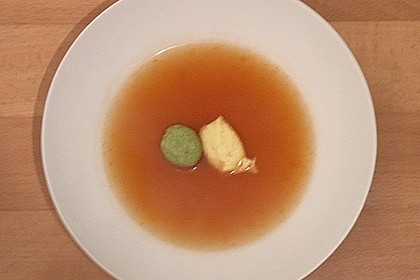 Klare Tomatensuppe mit Petersilienklößchen 12