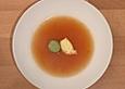 Klare Tomatensuppe mit Petersilienkl&ouml;&szlig;chen