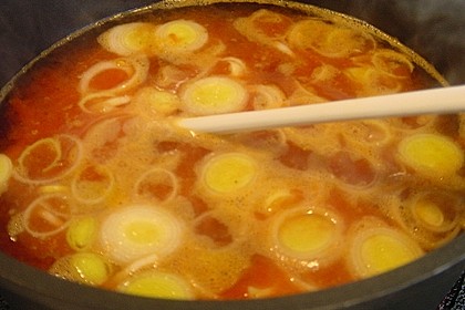 Klare Tomatensuppe mit Petersilienklößchen 20