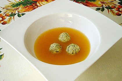 Klare Tomatensuppe mit Petersilienklößchen