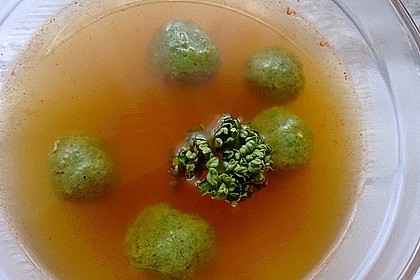 Klare Tomatensuppe mit Petersilienklößchen 10