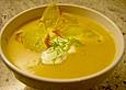 Kartoffelsuppe mit Creme fraiche und Kartoffelchips