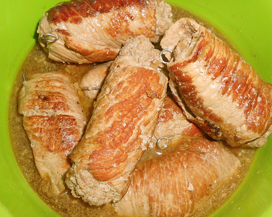 Schweineroulade, gefüllt mit Rinderhack, Schinken und Käse (Rezept mit ...