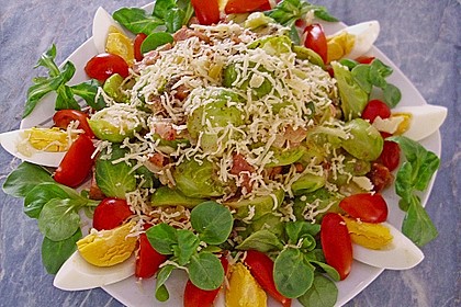 Rosenkohlsalat mit Eier und Speck