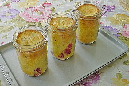 Eierlik&ouml;rkuchen mit Himbeeren