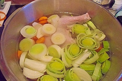 H&uuml;hnerbr&uuml;he mit Parmesancro&uacute;tons