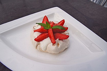 Australische Pavlova mit Creme double und Fr&uuml;chten